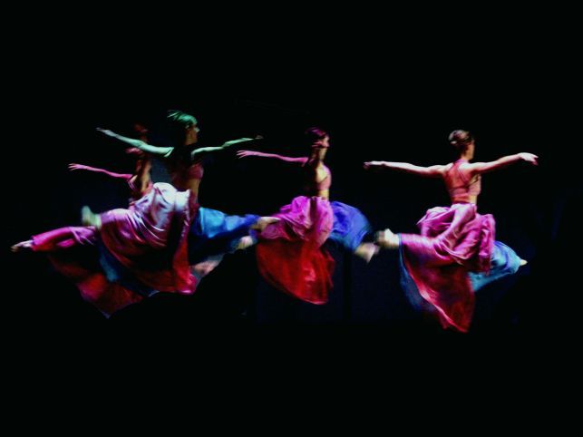 Imagen de Cuerpos Sucesivos, coreografía de contemporáneo de Antonio Calero para Aldanza, Almudena Lobón Cía. de Danza