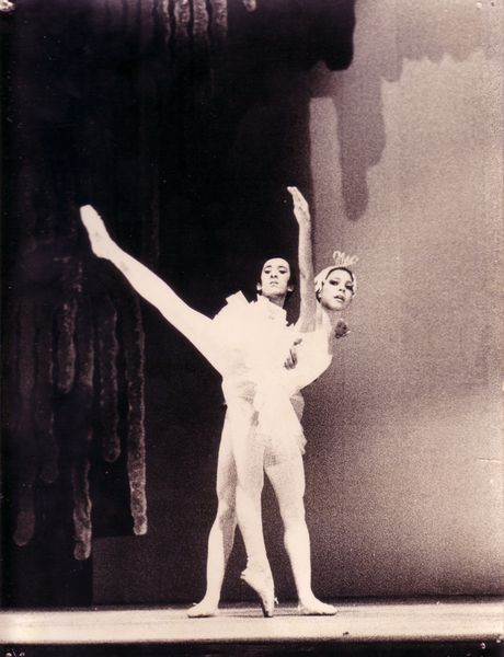 Una fotografía en blanco y negro de dos bailarines en un escenario.