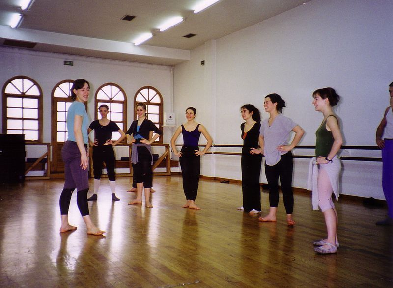 Un grupo de mujeres están de pie en un estudio de baile.