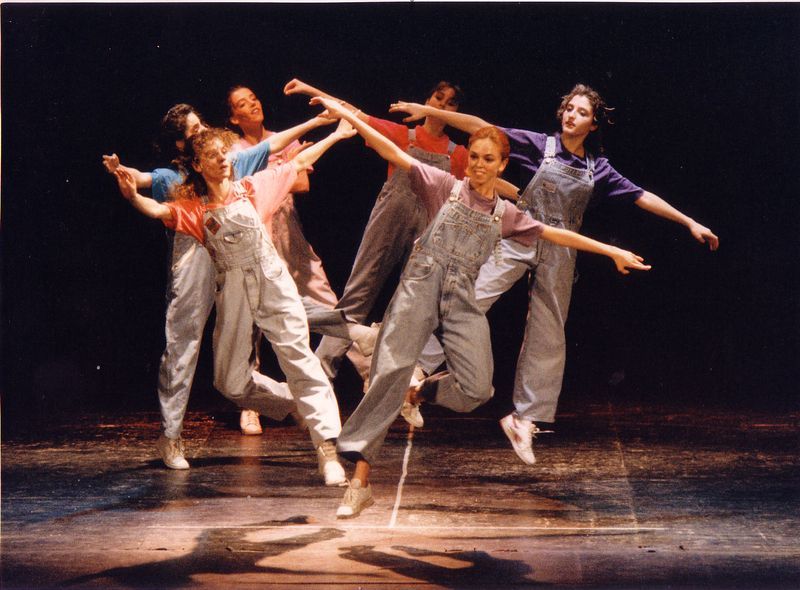 Un grupo de personas están bailando en un escenario.