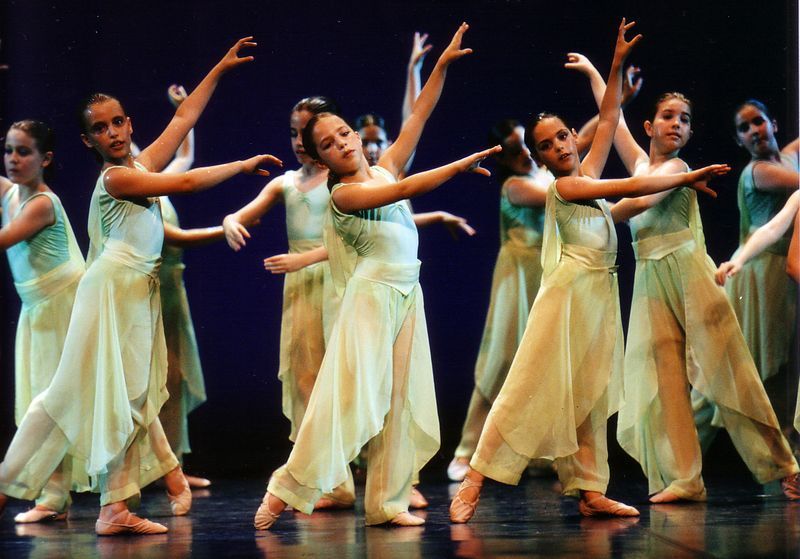 Un grupo de chicas jóvenes están bailando en un escenario.
