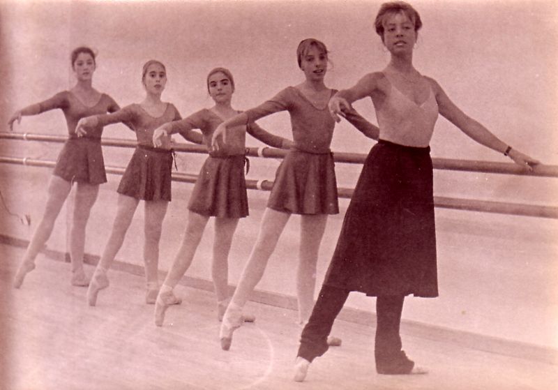 Una fotografía en blanco y negro de un grupo de bailarines de ballet