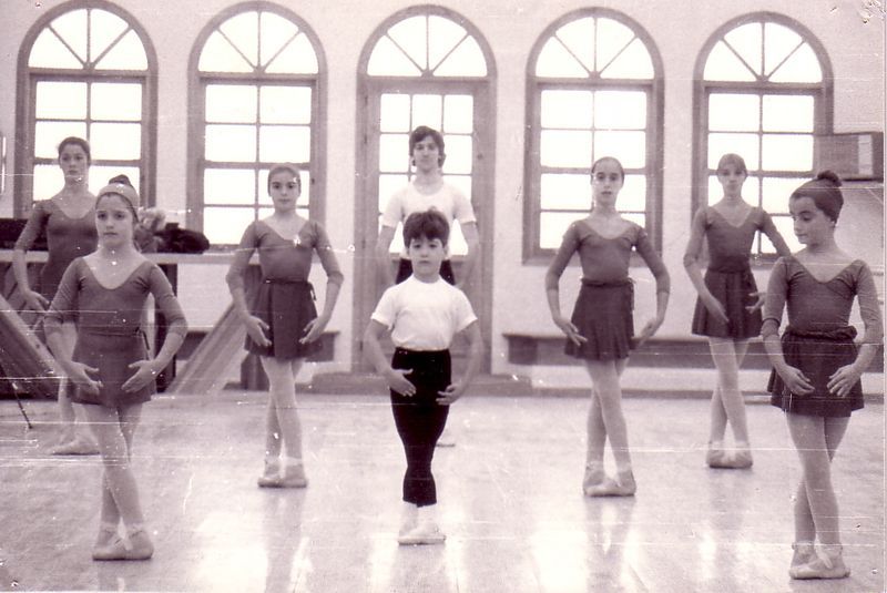 Una fotografía en blanco y negro de un grupo de jóvenes bailarinas.
