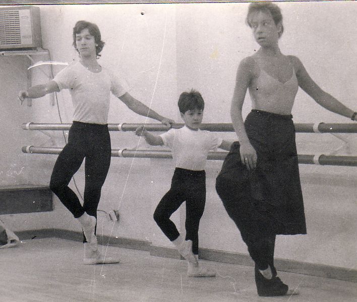 Una fotografía en blanco y negro de tres personas bailando.