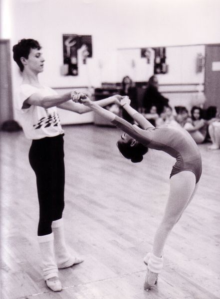 Una fotografía en blanco y negro de un hombre y una mujer bailando.