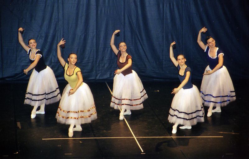 Un grupo de mujeres jóvenes están bailando en un escenario.