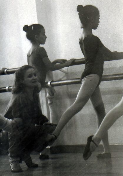 Una fotografía en blanco y negro de un grupo de jóvenes bailarinas.
