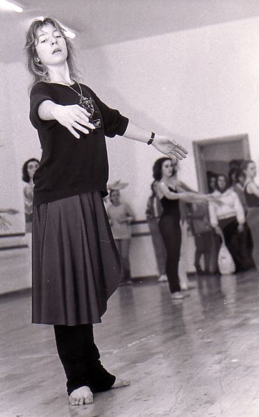 Una mujer está bailando en una foto en blanco y negro.