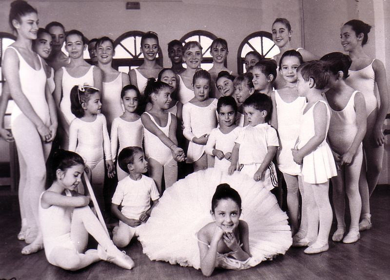 Una fotografía en blanco y negro de un grupo de jóvenes bailarinas.