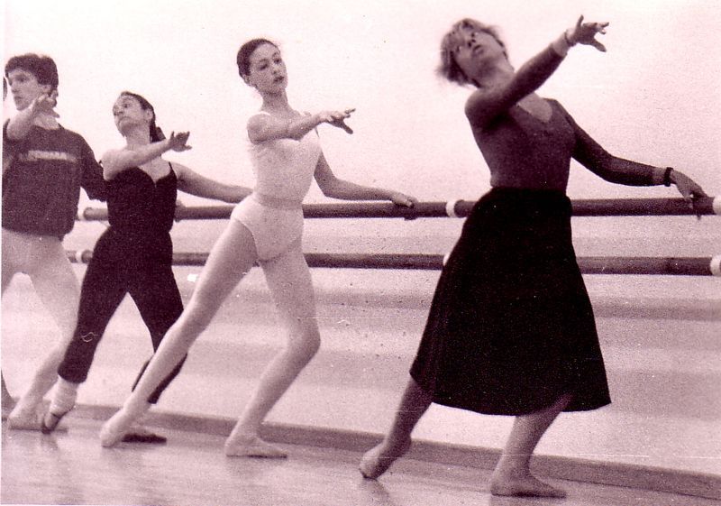 Una fotografía en blanco y negro de un grupo de bailarines
