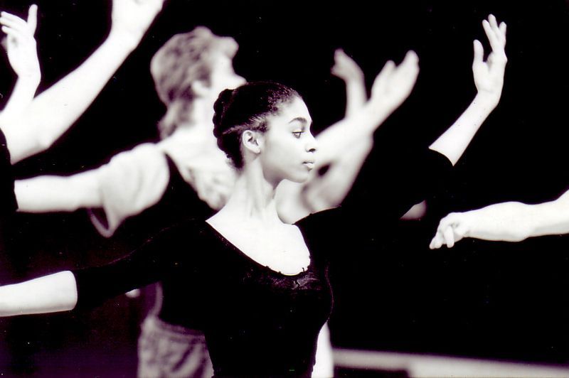 Una fotografía en blanco y negro de un grupo de personas bailando