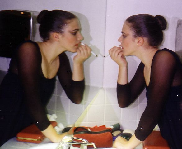 Dos mujeres se miran en el espejo del baño.