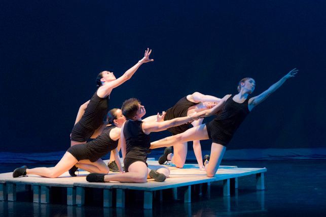 Imagen del estreno de Suite Navarre, coreografía de Antonio Calero y Almudena Lobón para Aldanza. Estrenada en el Teatro Gayarre de Pamplona