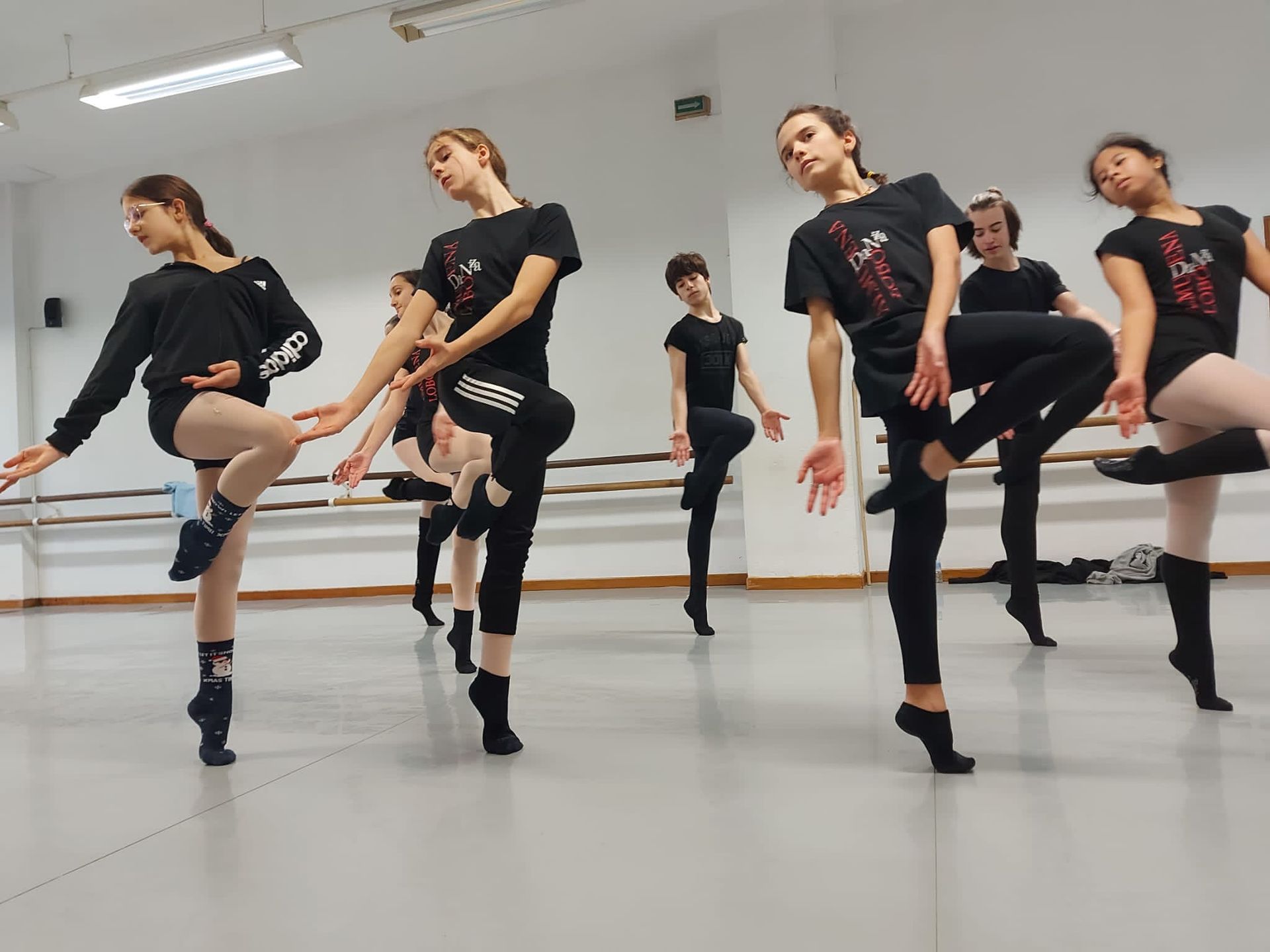Clase de contemporáneo impartida por Cristina del Pozo en la escuela Almudena Lobón