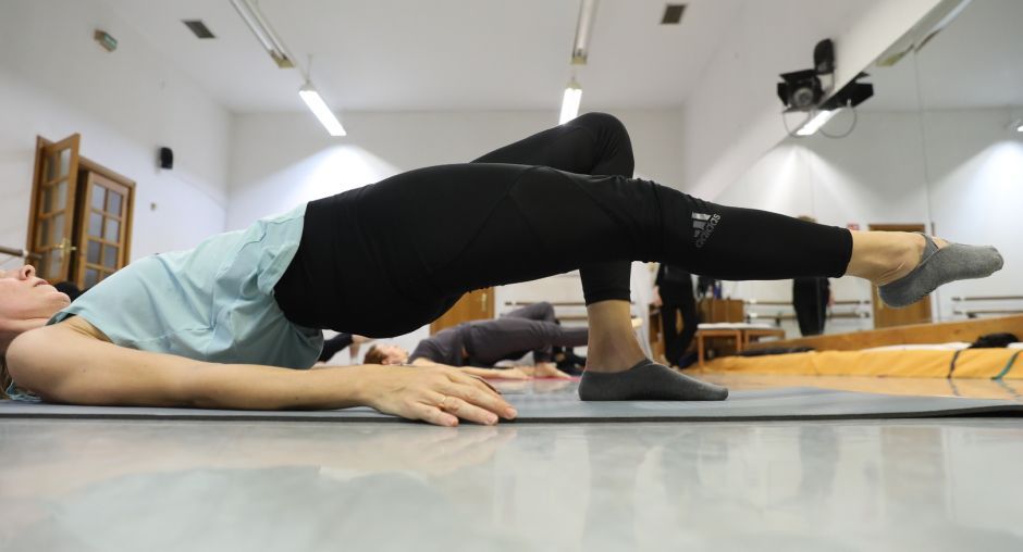 Clase de reeducación postural impartida por Almudena Lobón