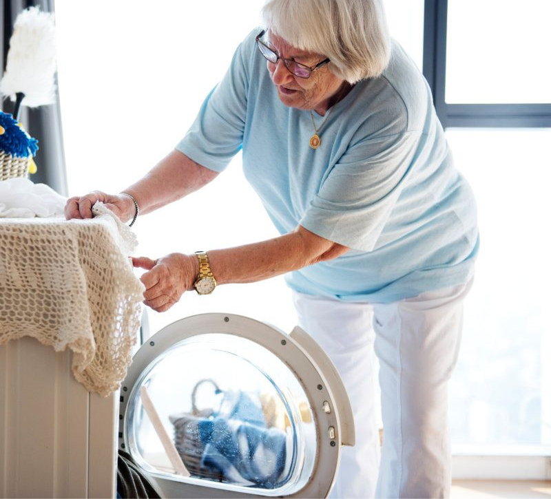 Silmälaseja ja vaaleansinistä paitaa käyttävä henkilö.