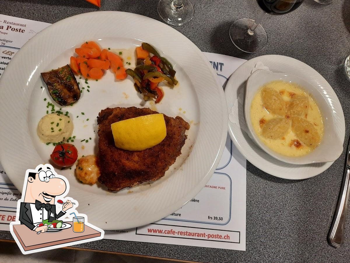 Une assiette de nourriture est posée sur une table à côté d'un bol de soupe.