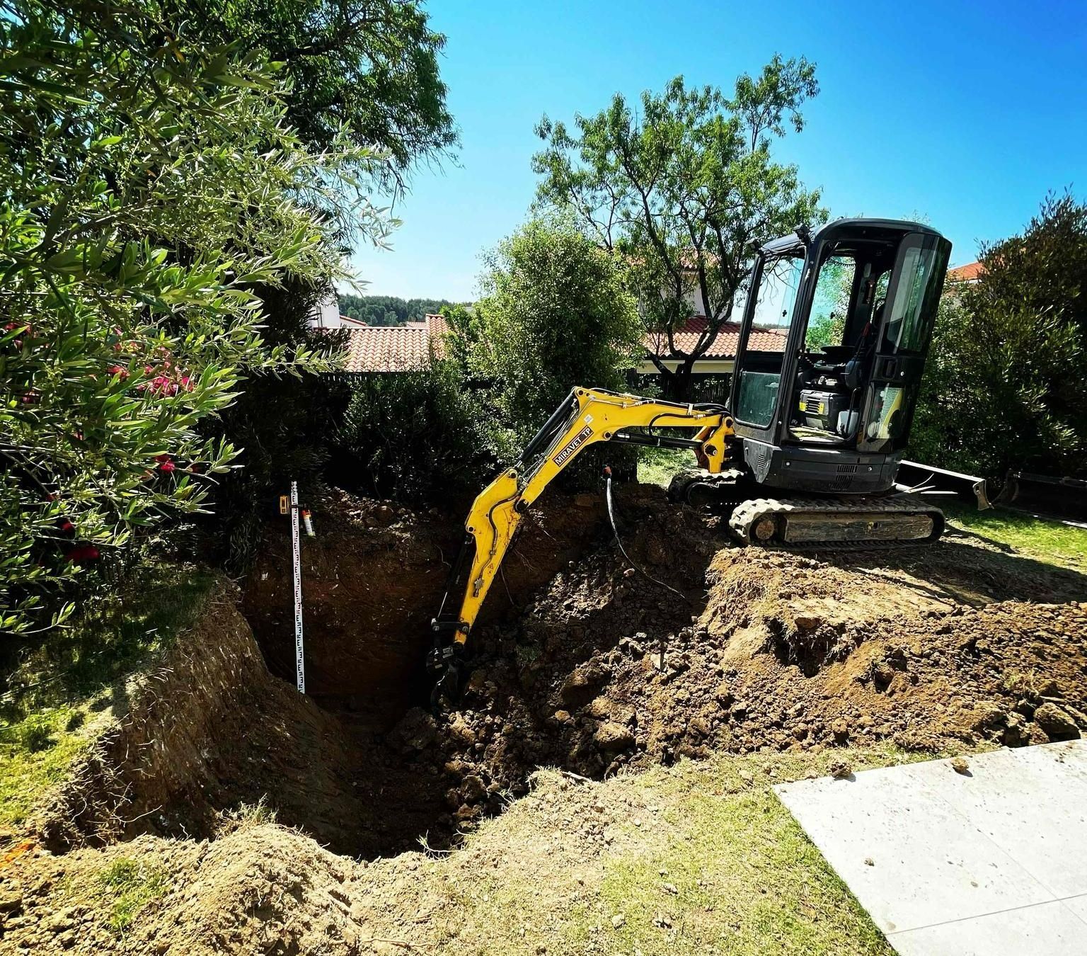 Un engin de chantier pendant des travaux de terrassement de picine
