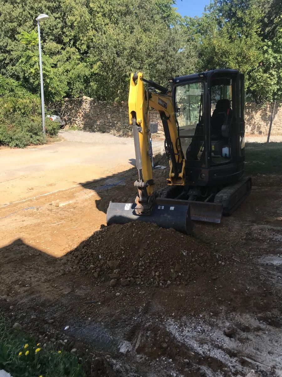 Travaux de terrassement au moyen d'une minipelle