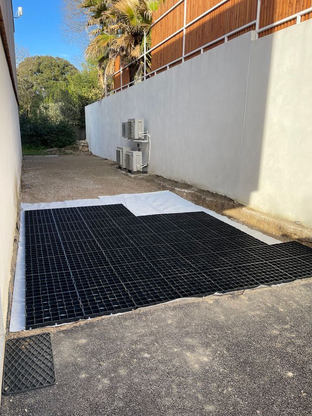 Des dalles stabilisatrices pour créer une allée