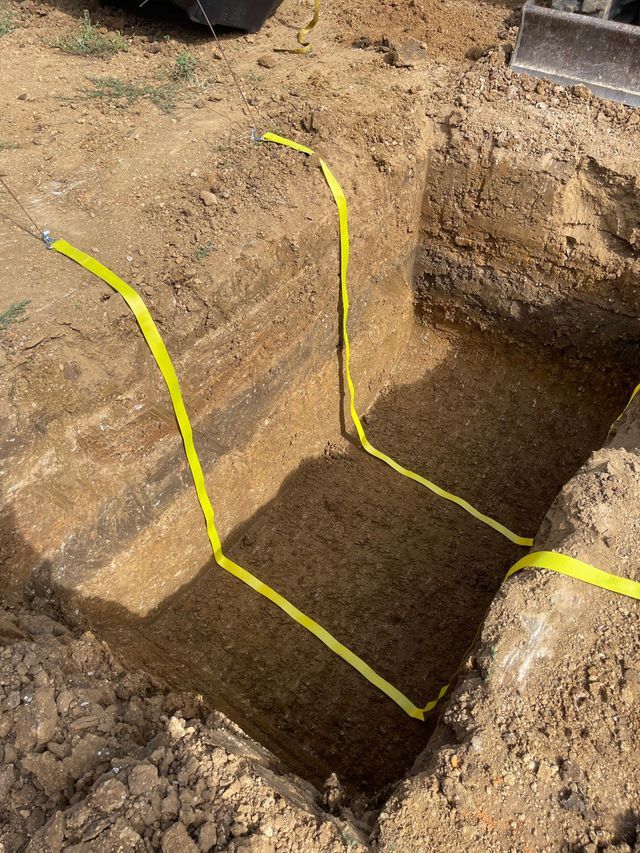 Trou creusé dans le sol pour des travaux d'assainissement