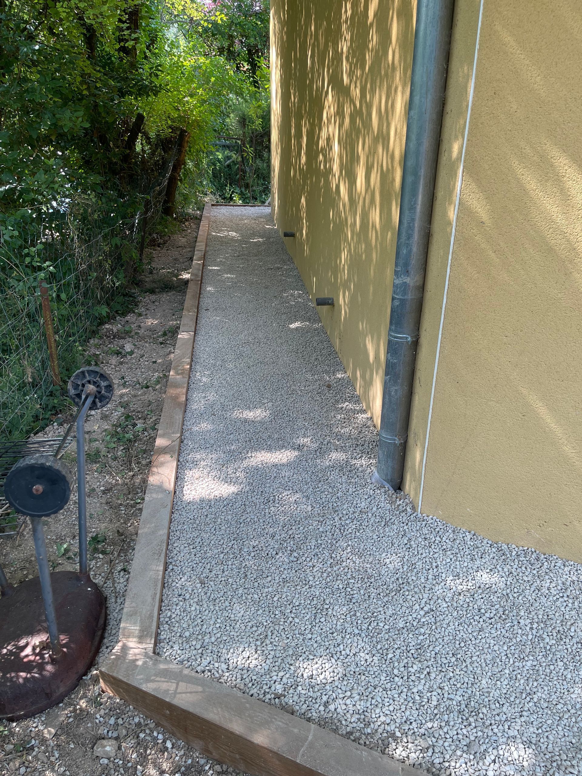 Gros plan sur un pourtour de maison en gravier