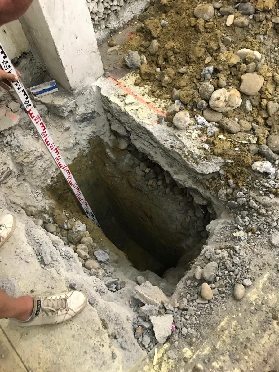Trou creusé dans le sol pour des travaux d'assainissement