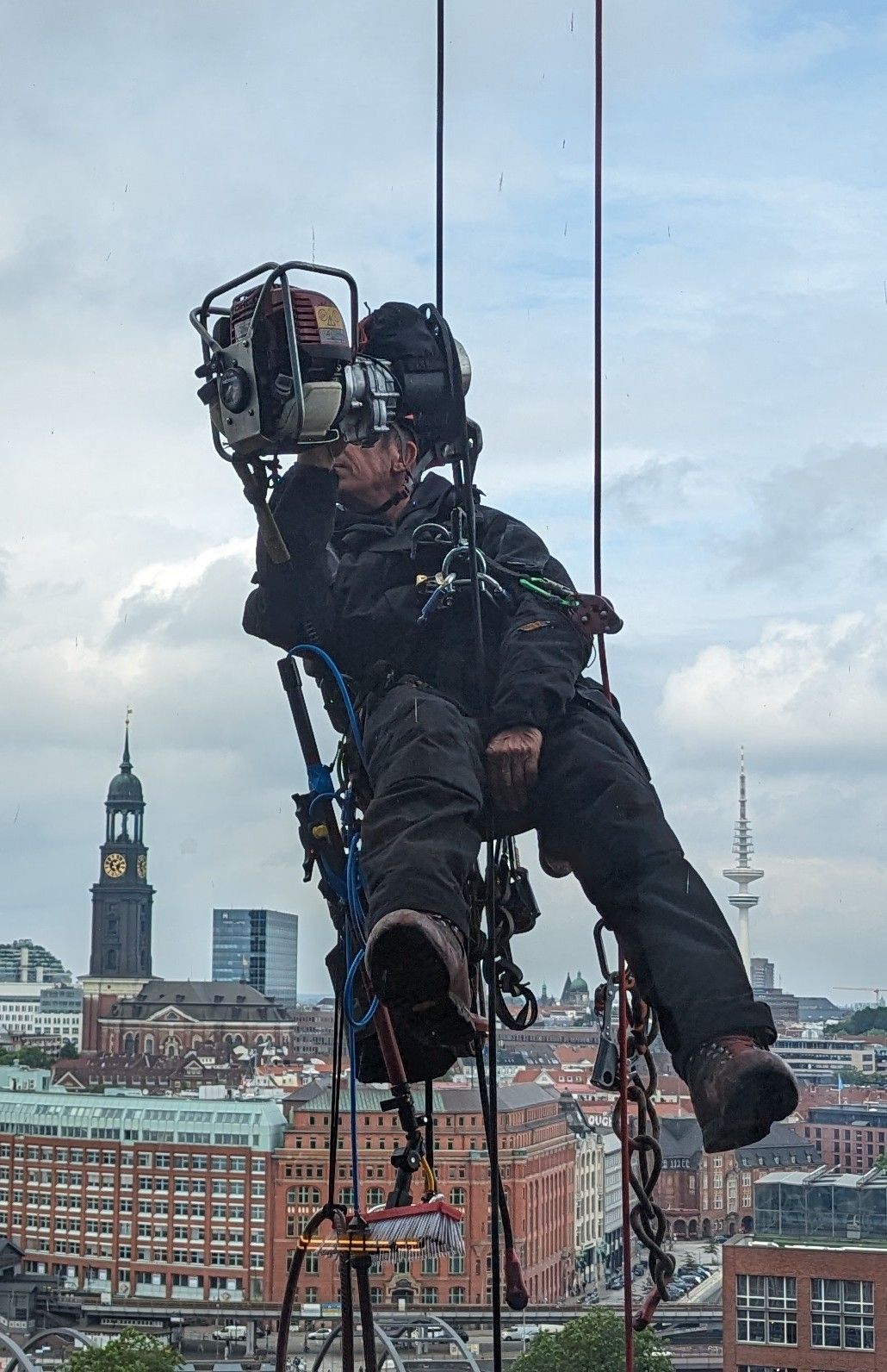 Fensterputzer aussen an der Elbphilharmonie.