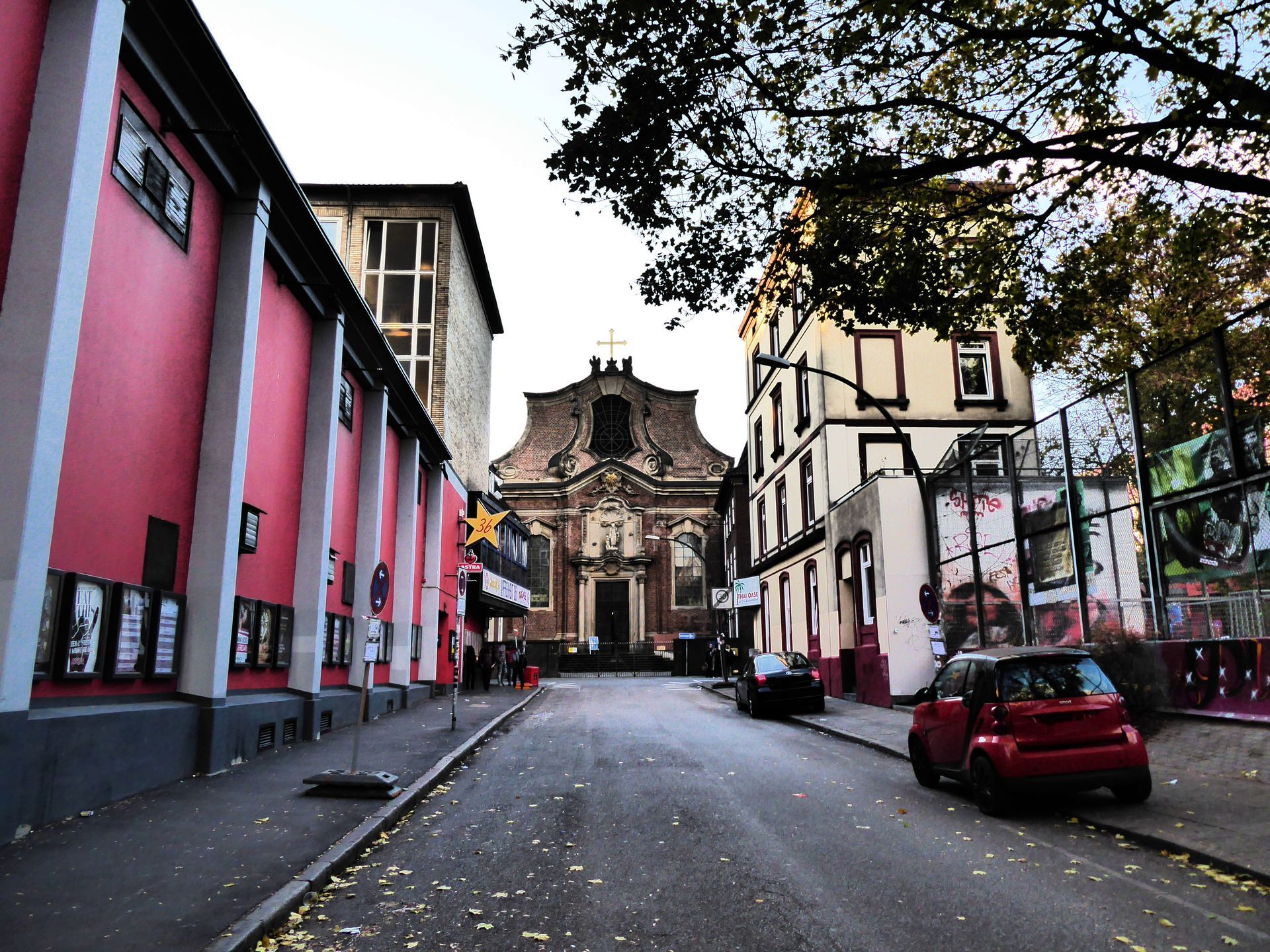 Straßenszene in der Schmuckstrasse St. Pauli. Chinatown Hamburg ein Thema auf der Kiez-Kapitän Reeperbahn Tour.