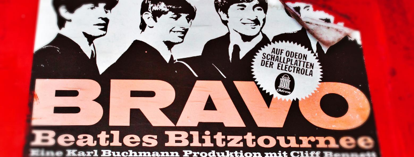 „Leidenschaft hat uns hierher geführt“ ist auf den Boden gesprüht, darauf stehen zwei Paar Füße.