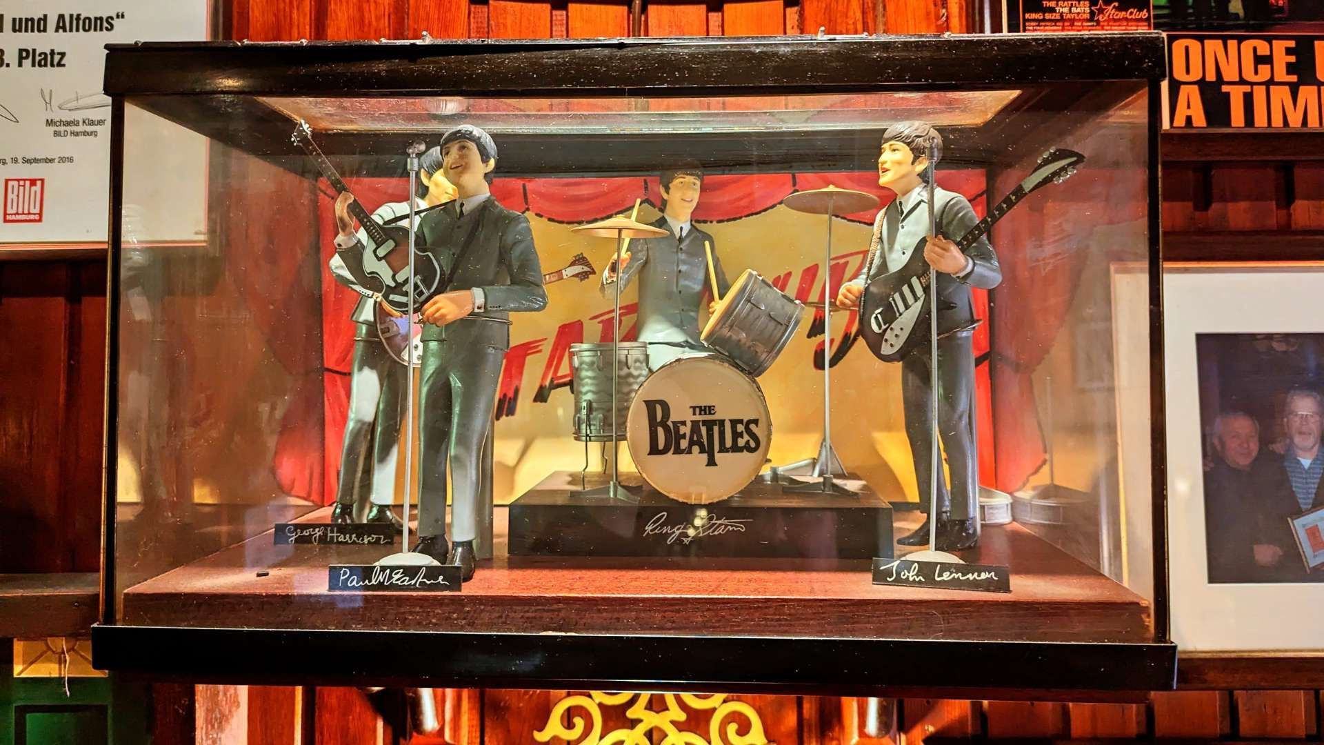 Beatles-Figurenausstellung bei Gretel & Alfons. Mehr Geschichten auf den Kiez-Kapitän Hamburg Touren