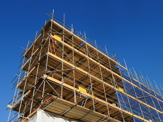 Bauarbeiter besprechen Projekt