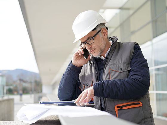 Bauarbeiter besprechen Projekt