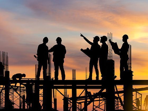 Bauarbeiter besprechen Projekt