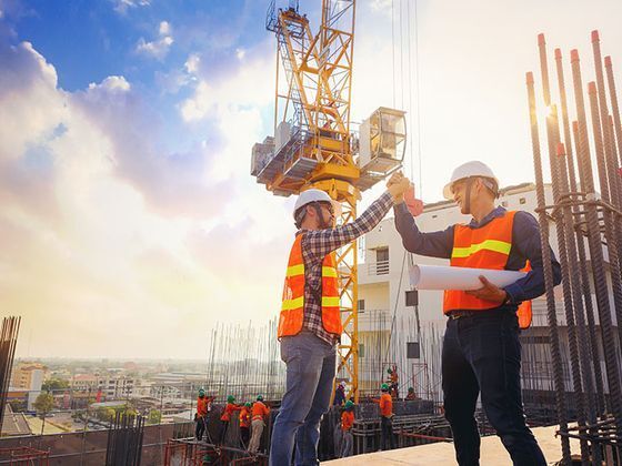 Bauarbeiter besprechen Projekt