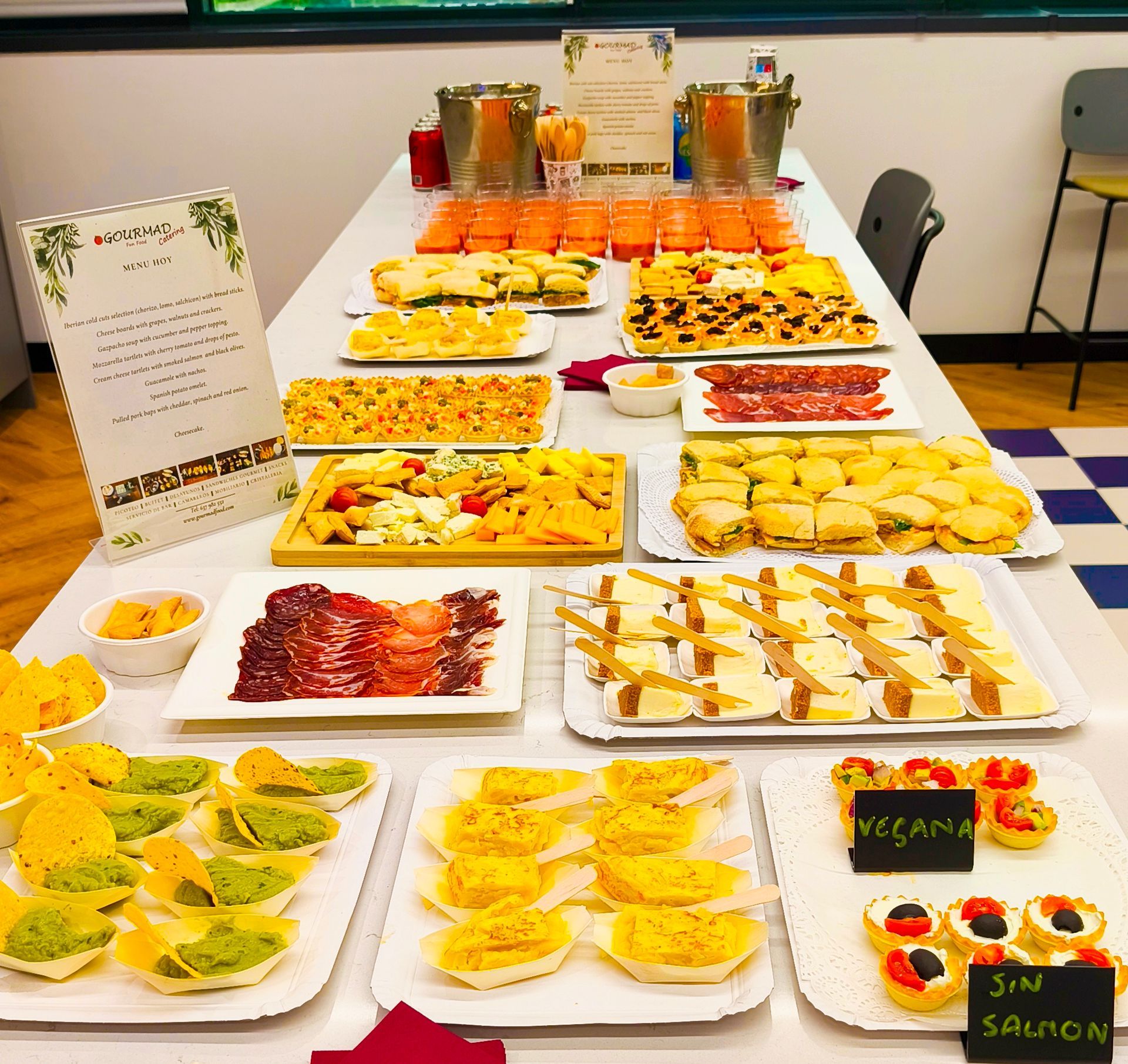 Una bandeja de postres con gelatina encima de ellos sobre una mesa.