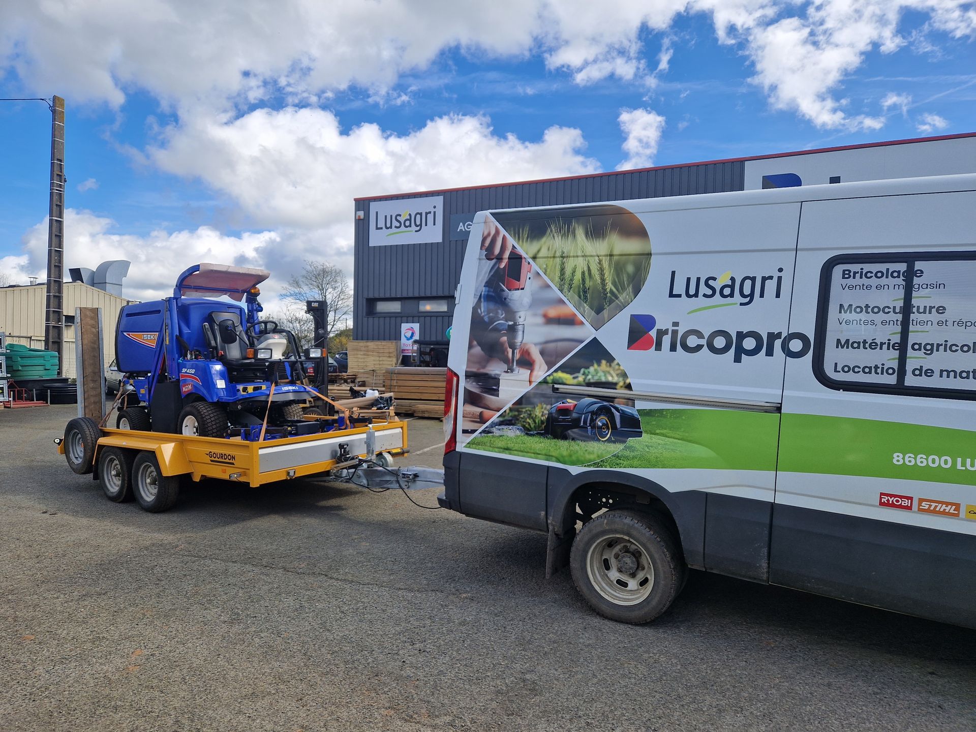 Façade Lus'agri BRICOPRO camion de livraison et remorque, onglet livraison