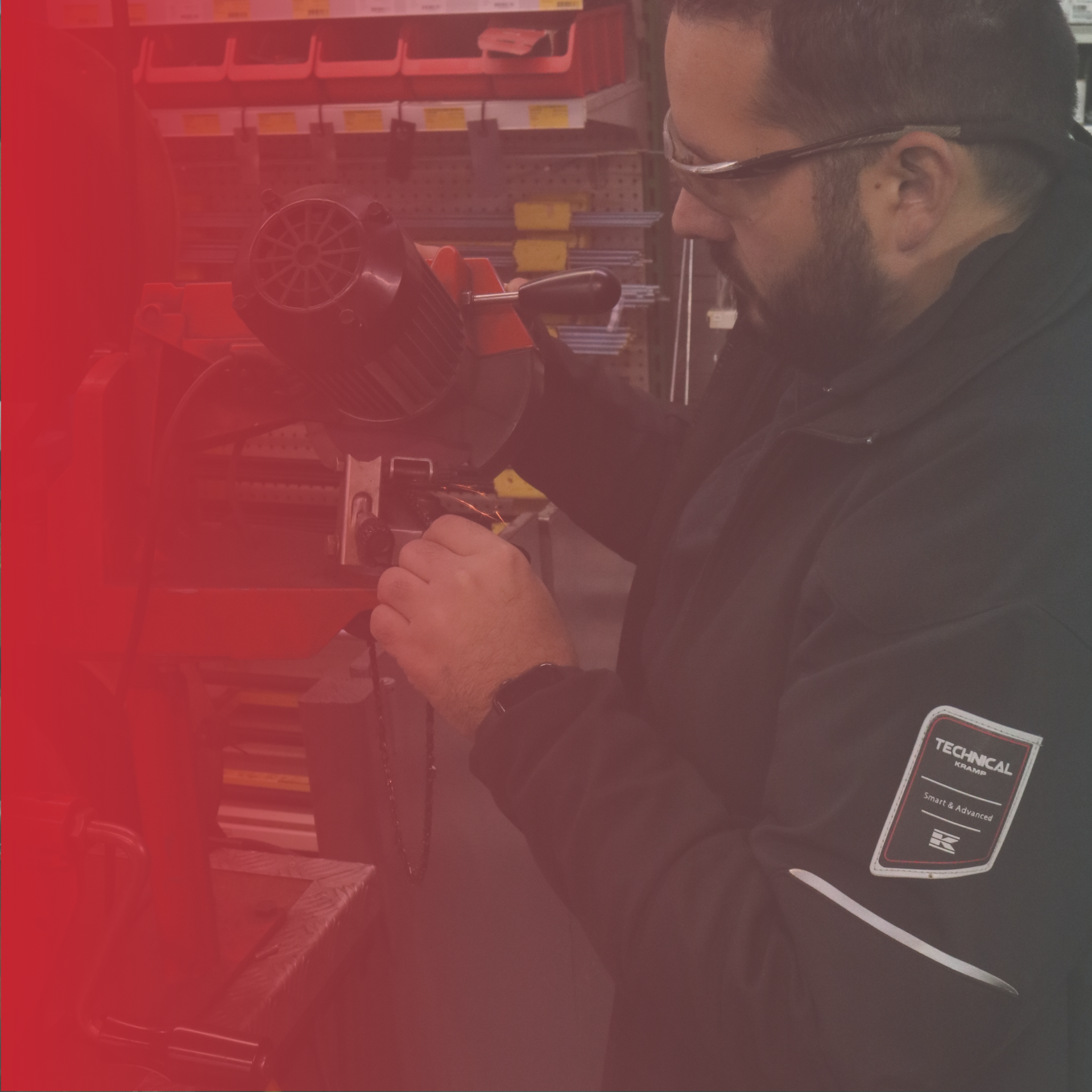 Photo de Jérôme travaillant à l'atelier, accès à la page Services