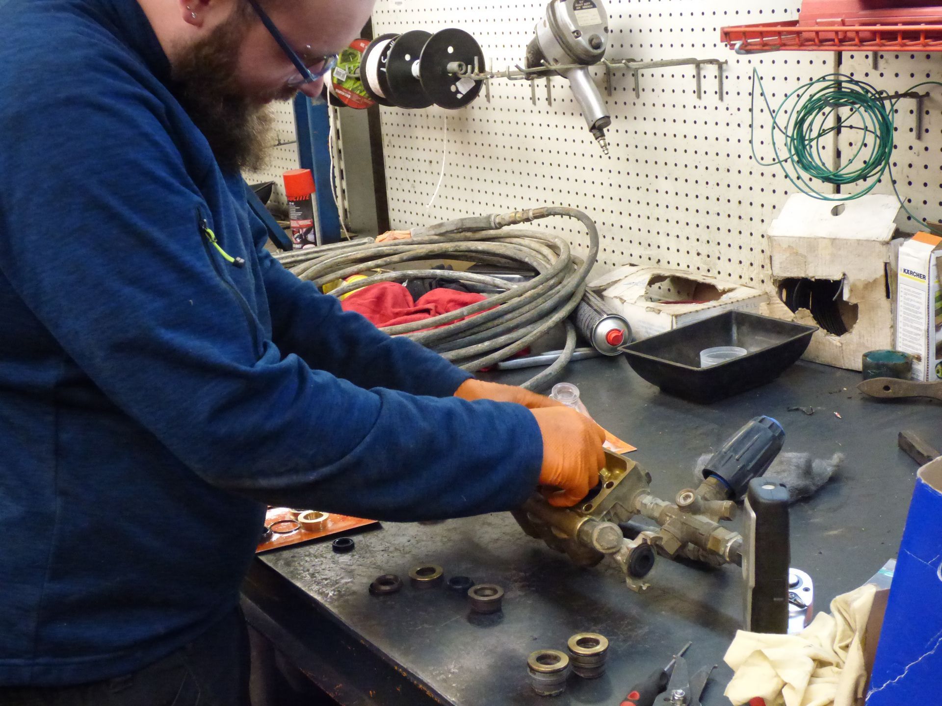 Alexandre mécanicien motoculture à l'atelier SAV Réparations