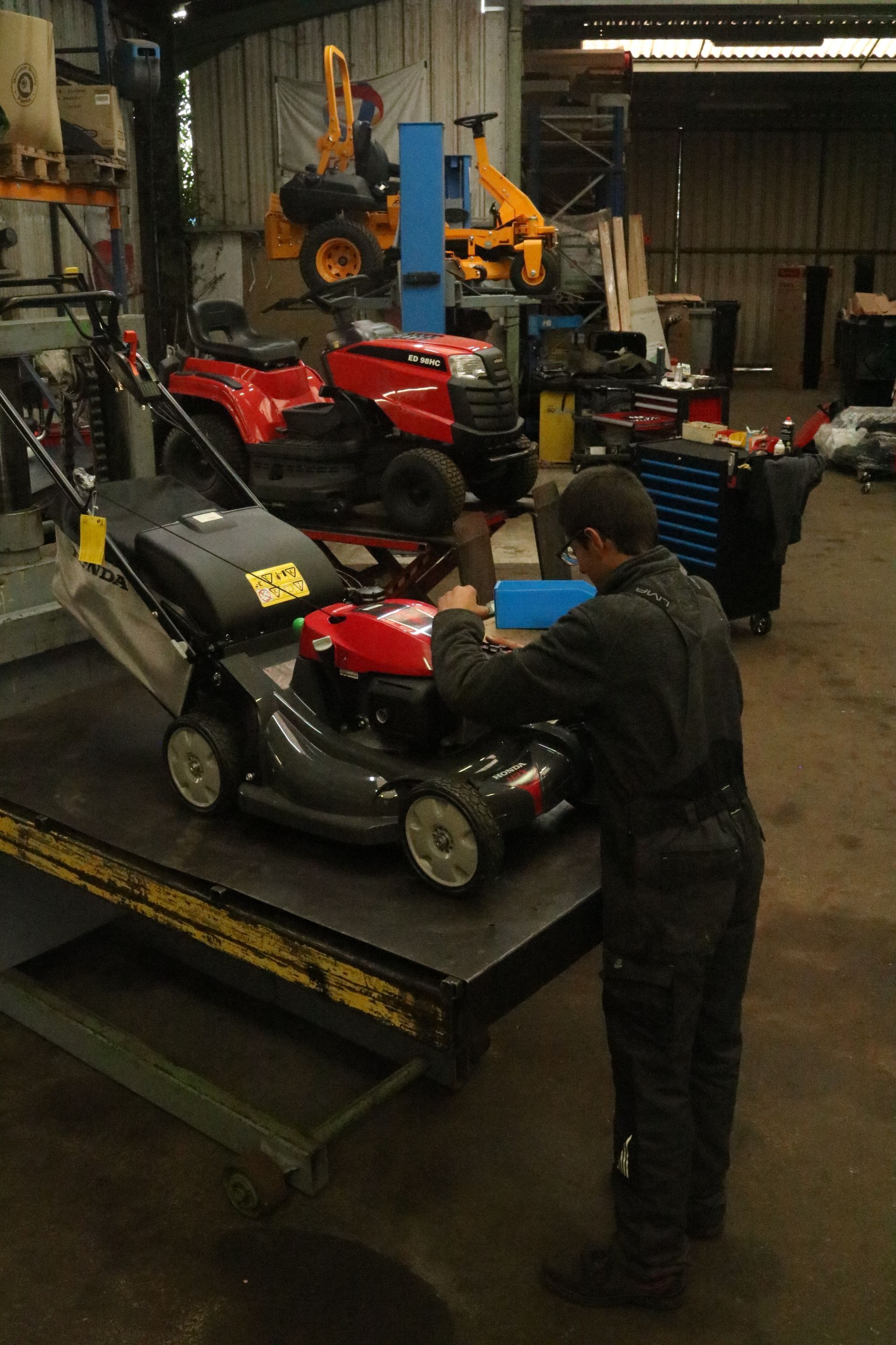 Romain apprenti mécanicien à l'atelier SAV Réparations