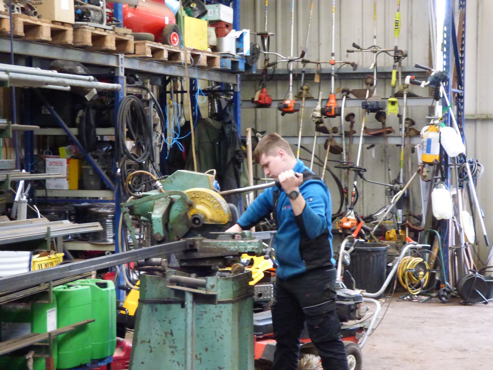 Albain apprenti mécanicien à l'atelier SAV Réparations