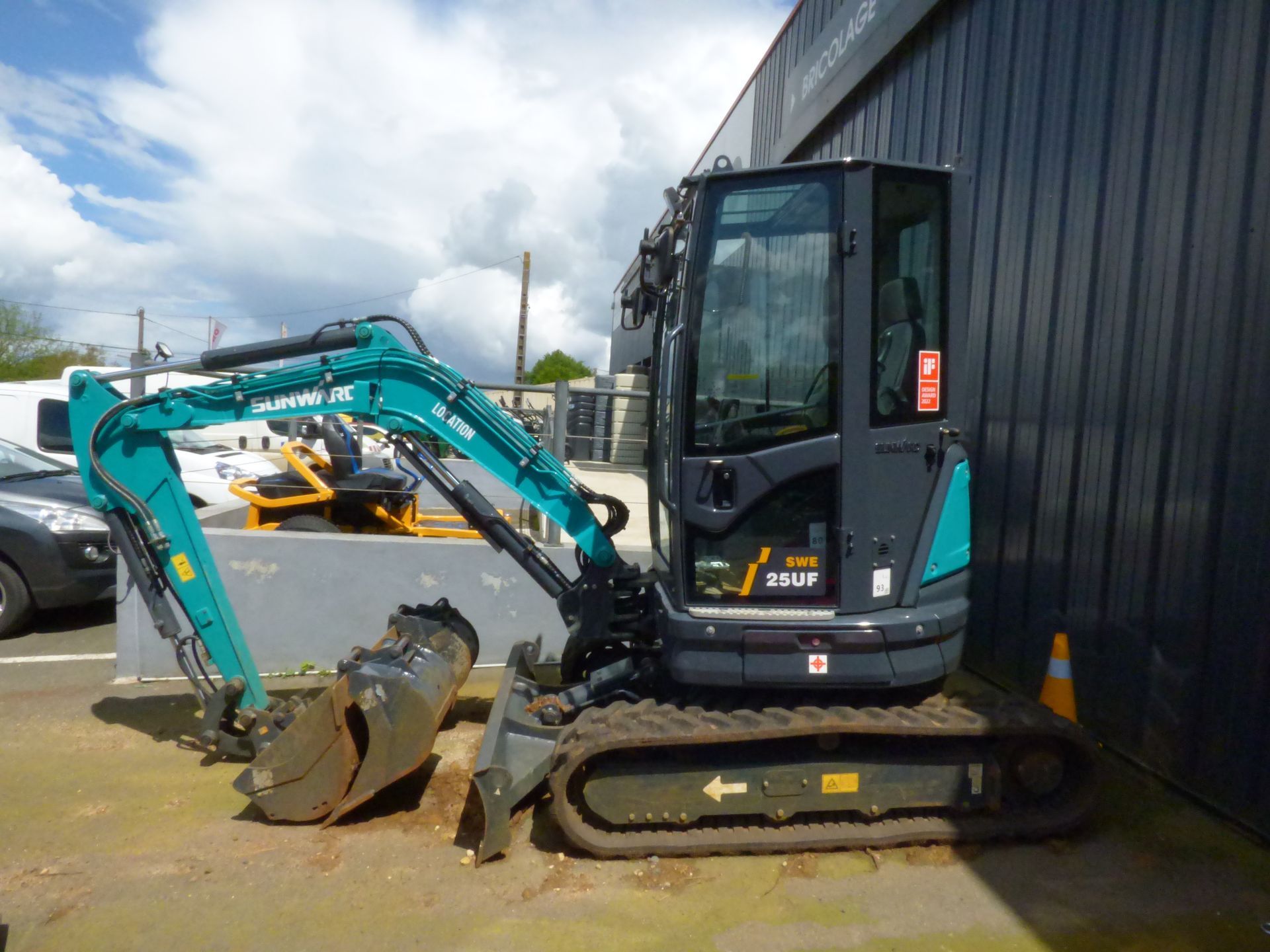 Mini-pelle Sunward 2.7T cabine godets 27,45 et 120 cm