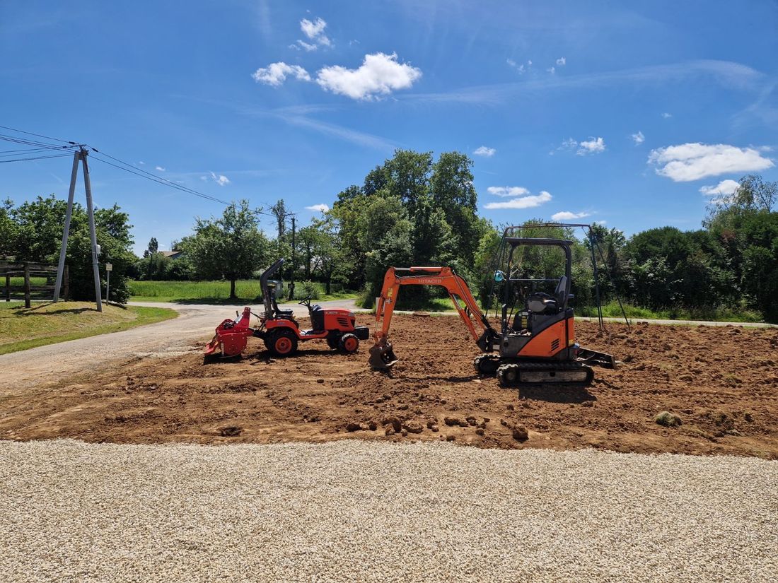 Retour client pour travaux, utiliation du Microtracteur hydrostatique Kubota 23cv avec le Rotavator 125cm préparation sol ainsi que la Mini-pelle Hitachi 1T8 canopy godets 30, 50 100cm