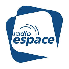 Logo de Radio Espace, formes bleues superposées, texte blanc.