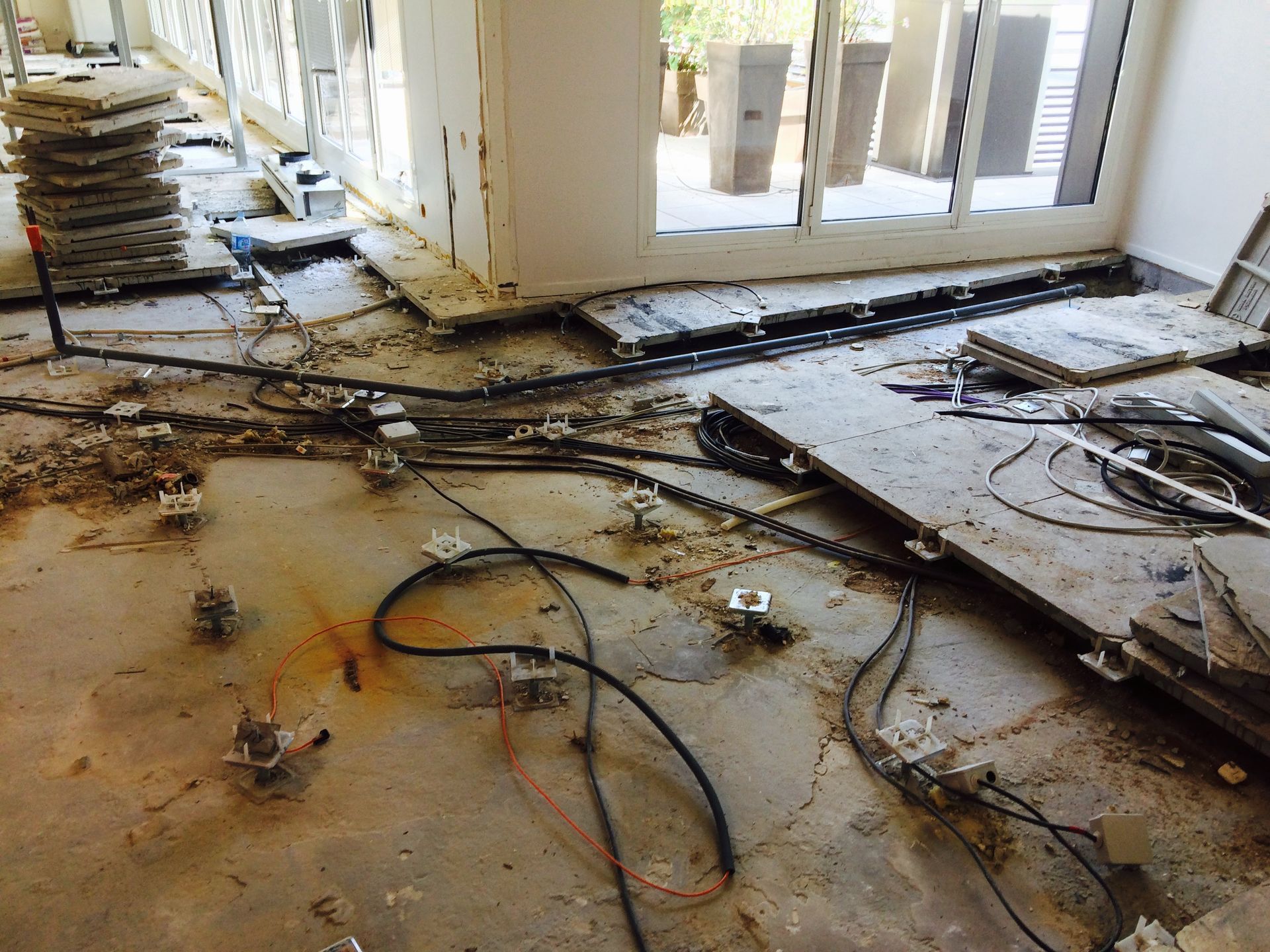 Un sol avec des câbles