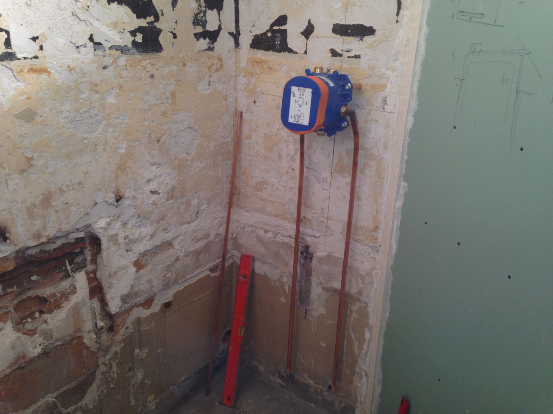 Un mur avec une arrivée d'eau