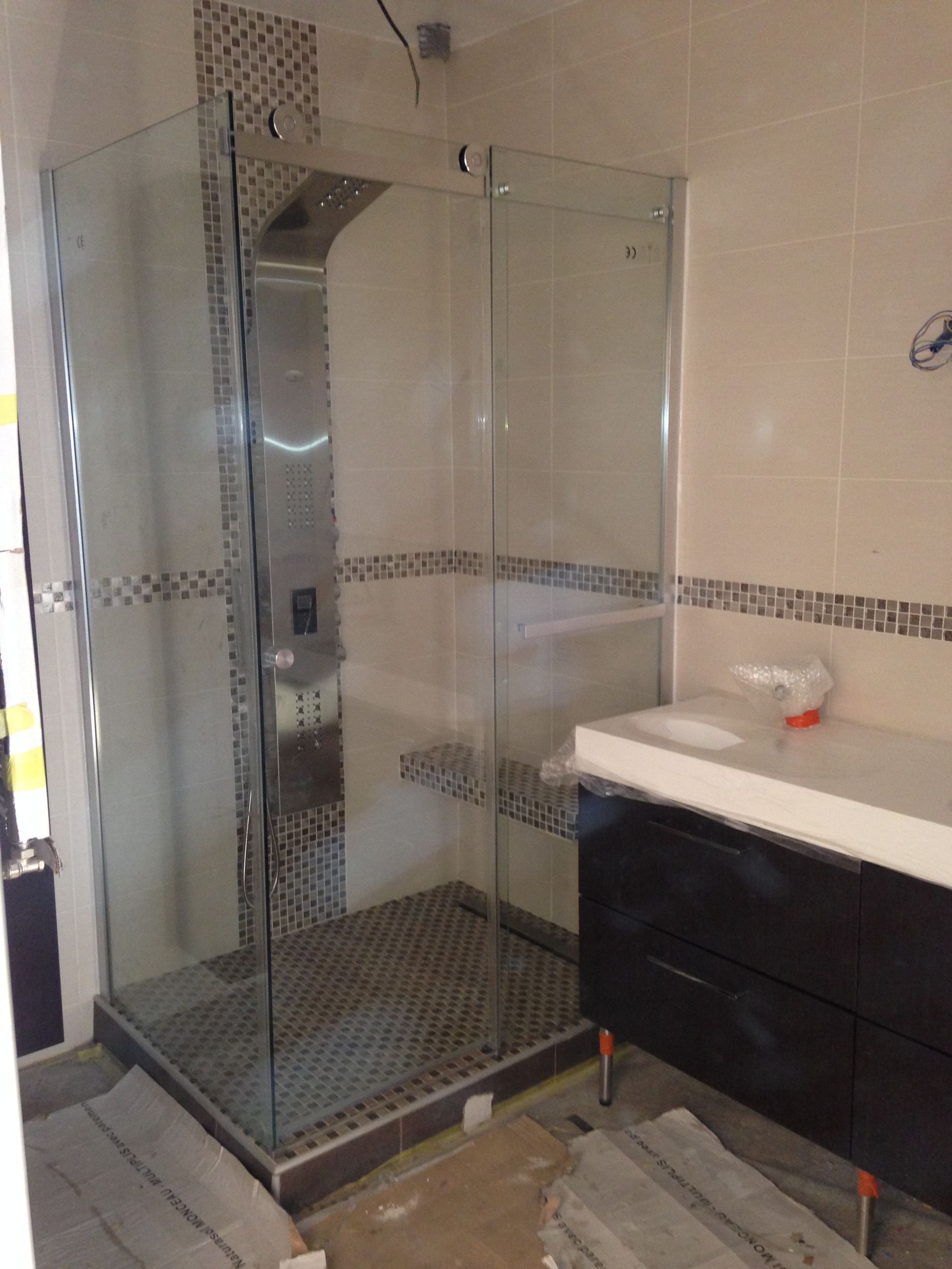 Une douche avec les parois transparentes