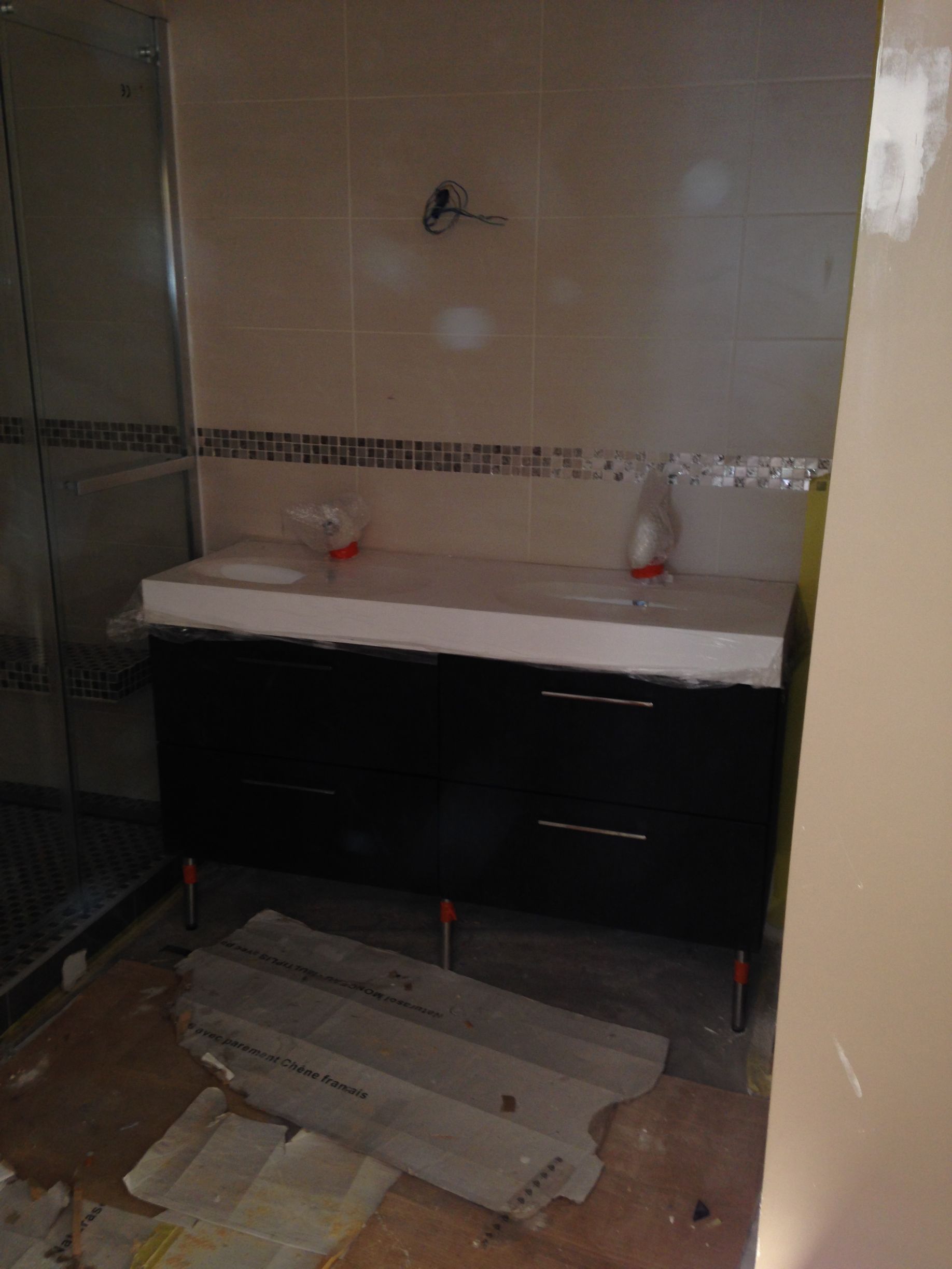 Un meuble de salle de bains