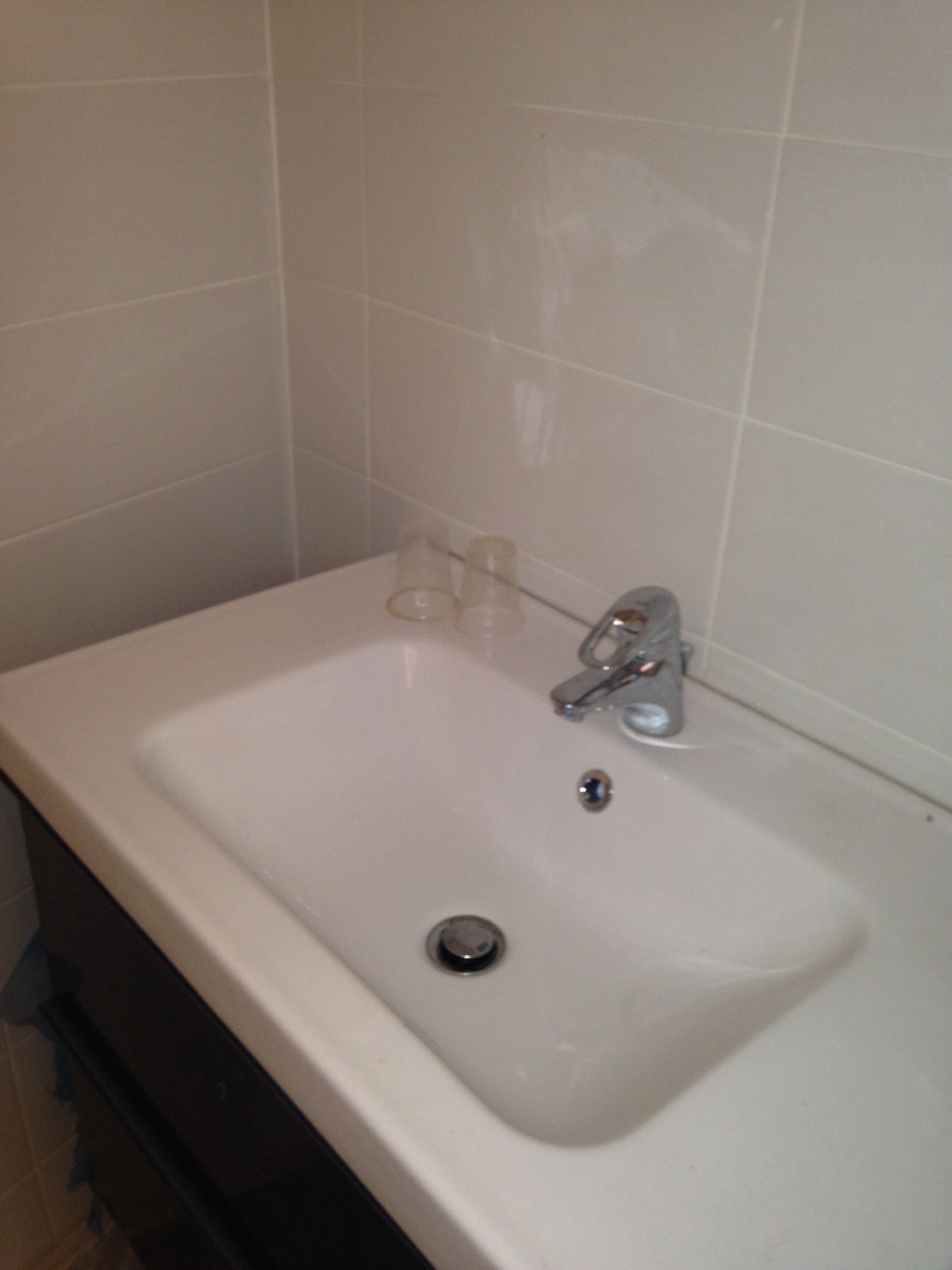 Un évier de salle de bains