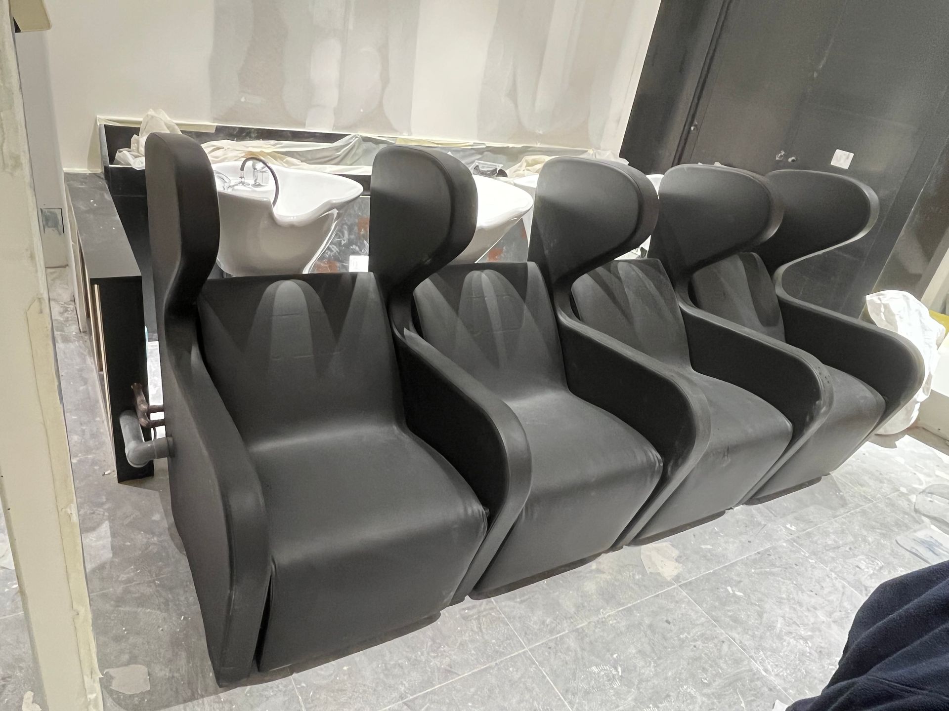 Des sièges de coiffeurs neufs